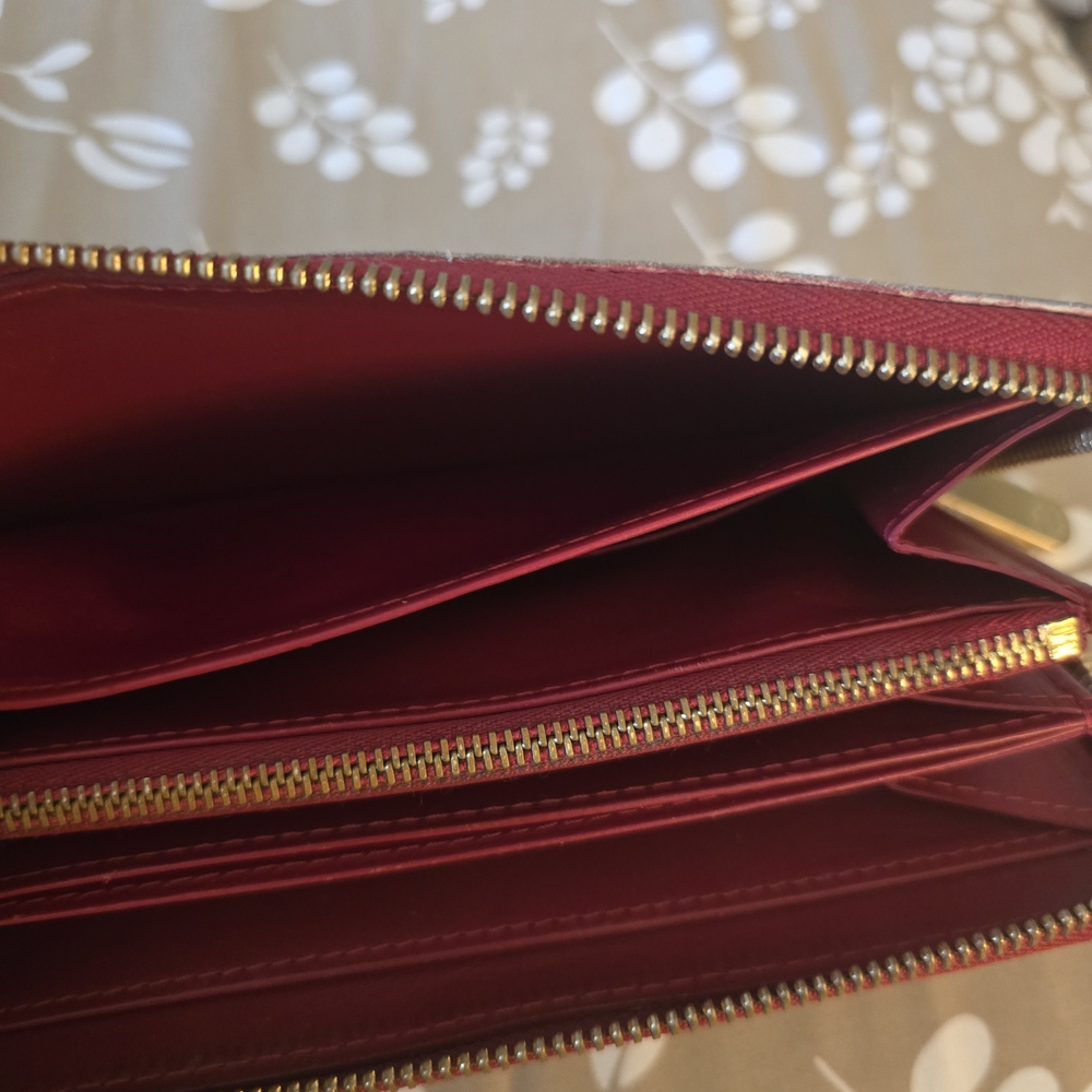 Red Vernis Louis Vuitton Wallet - Picture 7 of 11
